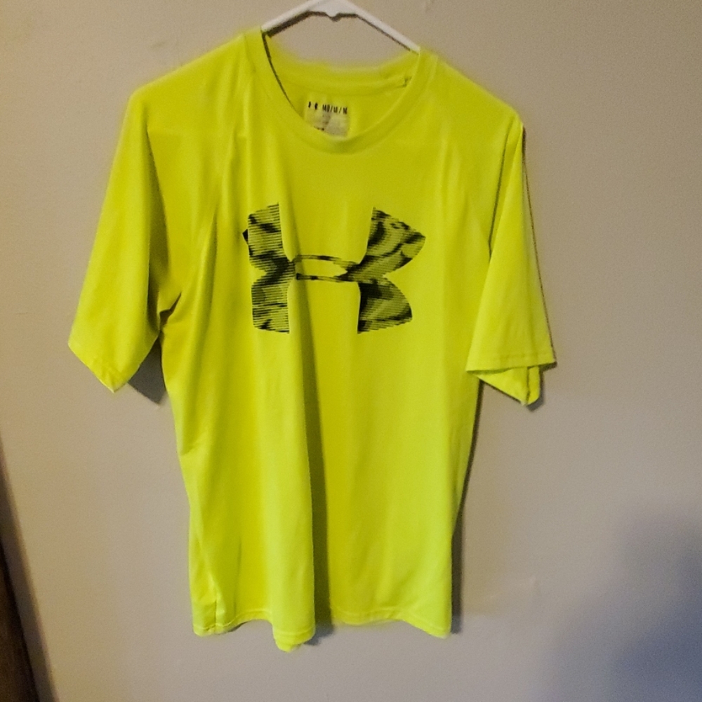 Meduim under armour tee